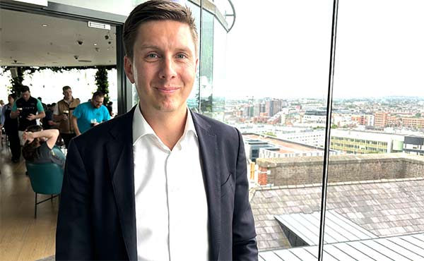 Alex Holmström pendlar mellan EMEA-kontoret i Dublin (bilden) och Vanderbilt International-kontoret i hans hemstad Stockholm.