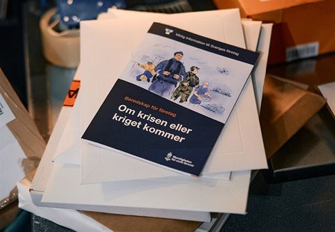 Broschyren till företag ger inte alla svar men den gör det möjligt för varje enskilt företag att gå vidare i sitt beredskapsarbete från där just de befinner sig i dag, menar myndigheten. Broschyren till företag ger inte alla svar men den gör det möjligt för varje enskilt företag att gå vidare i sitt beredskapsarbete från där just de befinner sig i dag, menar myndigheten.