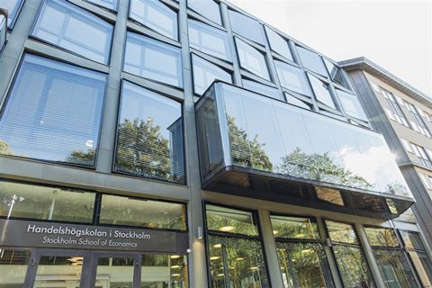 En ny forskningsrapport från Handelshögskolan i Stockholm visar hur hoten verkar på flera nivåer och varför både privatpersoner, företag och landets företrädare måste stärka sin vaksamhet. En ny forskningsrapport från Handelshögskolan i Stockholm visar hur hoten verkar på flera nivåer och varför både privatpersoner, företag och landets företrädare måste stärka sin vaksamhet.
