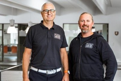 Martin Løvdal Jensen, administrerende direktør i Lås.DK til venstre sammen med Thomas Løvdal Mortensen, produktionschef i Lås.DK.