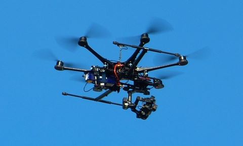 En højt specialiseret drone spillede en afgørende rolle i forbindelse med slukningsarbejde ved en voldsom brand ved Holbæk Sygehus.