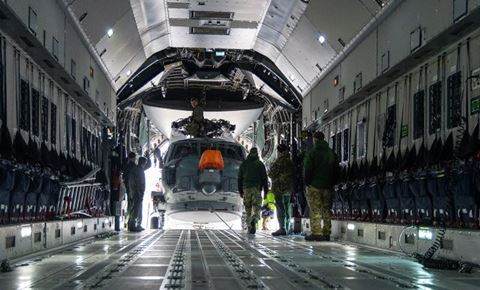Seahawk-helikopteren på vej ind i Airbus-flyet. 