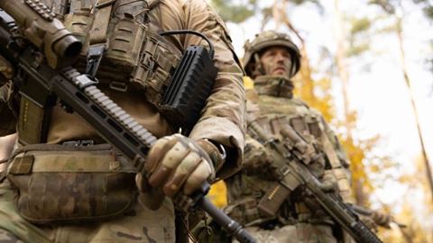 Soldat med MyDefence dronedetektor