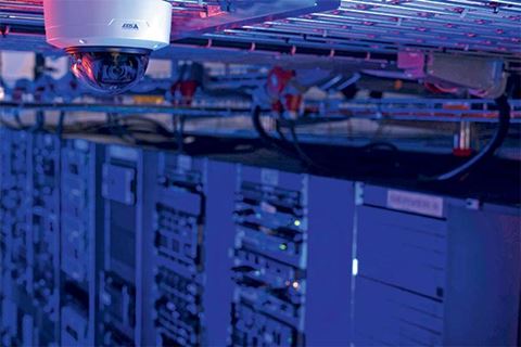 Den fysiska säkerheten är ett verktyg att skydda datacenter från att hindra angripare från att ta sig in fysiskt i datacentret och orsaka skada.