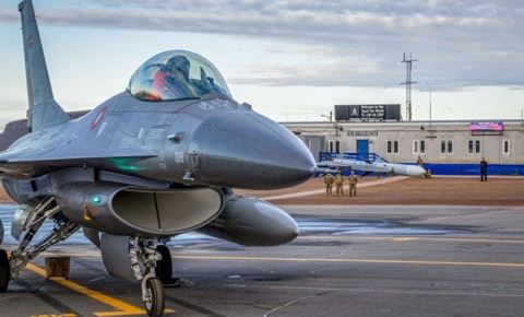 F-16 kampfly og personel på besøg på amerikansk base i Grønland. 