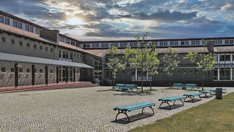Få, om ens några arbetsplatser har haft så dålig kontroll om vilka som befinner sig i lokalerna som skolorna, skriver Lennart Alexandrie, publisher på AR media och generalsereterare för tankesmedjan SNOS.