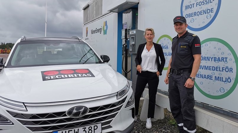 Securitas första patrullerande vätgasbil är ett led i Securitas ambition att minska företagets koldioxidutsläpp, enligt Niklas Samuelsson, på Securitas. Företagets hållbarhetssatsning uppskattas av Susanné Wallner, Näringslivschef på Mariestads Kommun som redan 2019 lanserade en soldriven vätgasstation.