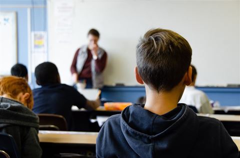Kartläggningen ska omfatta en beskrivning av våldet i skolan, exempelvis vem som begår det, hur det yttrar sig och vem det riktar sig mot. Kartläggningen ska omfatta en beskrivning av våldet i skolan, exempelvis vem som begår det, hur det yttrar sig och vem det riktar sig mot.