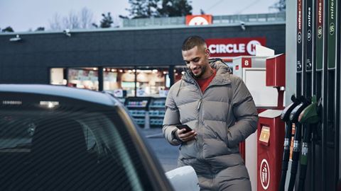 Kamerorna läser av registreringsnumret på bilen, när kunden stannat vid pumpen på stationen öppnas rätt pump upp för tankning.