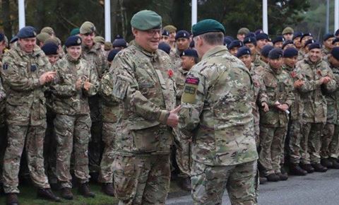 Generalmajor Jim Morris - chefen for det britiske hovedkvarter - takker major Jesper Olesen fra Hjemmeværnskolen i Nymindegab for den værtsnationsstøtte Forsvaret har ydet under øvelse Joint Protector. Foto: Sune Wadskjær Nielsen / Forsvaret 