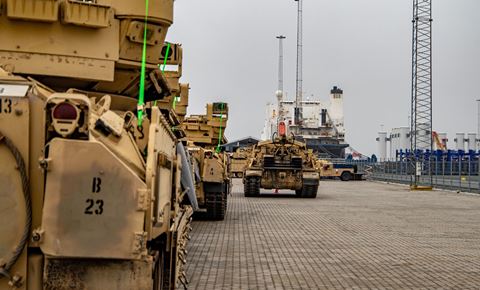 Køretøjer blev lastet på havnen i Esbjerg inden udskibning til øvelsen Defender 2022 i Polen. Foto: Magnus Terp, maj 2022. 