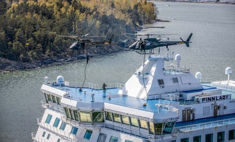Helikopterbesætningerne har blandt andet trænet på øerne ud for Helsinki, men også til søs hvor de har skulle indsætte operatører på et skibsdæk.