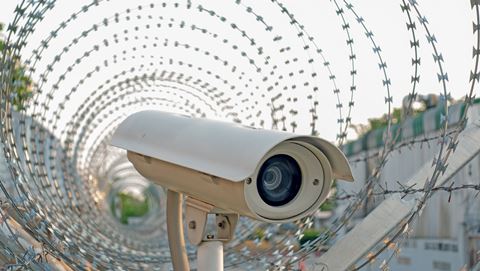Förutom kameror med videoanalys samt olika typer av stängsel och områdeslarm så är värmekameror, radar och lidar (lasersensor) exempel på teknik som används för att perimetersäkerhet.
