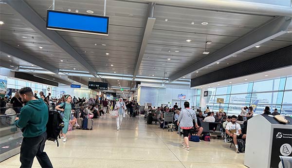 Inom flygplatsterminalen måste passagerare också övervakas noggrant för att säkerställa att de stannar på flygsidan tills de passerar passkontroll och säkerhet och officiellt kommer in i landet. Inom flygplatsterminalen måste passagerare också övervakas noggrant för att säkerställa att de stannar på flygsidan tills de passerar passkontroll och säkerhet och officiellt kommer in i landet.