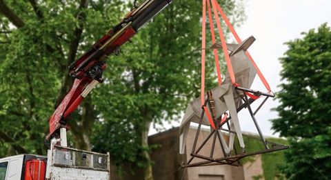 För att skydda skulpturen har Ajax Systems installerat sitt videoövervaknings- och intrångsskyddssystem runt lastbilen. För att skydda skulpturen har Ajax Systems installerat sitt videoövervaknings- och intrångsskyddssystem runt lastbilen.