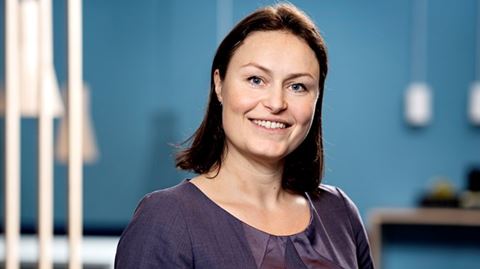 Jeg er glad for, at vi sammen med Center for Cybersikkerhed nu kommer ud med tre nye vejledninger, der peger på, hvor udfordringerne er, og giver gode, konkrete råd til sikkert distancearbejde, siger Signe Caspersen, vicedirektør i Digitaliseringsstyrelsen.
