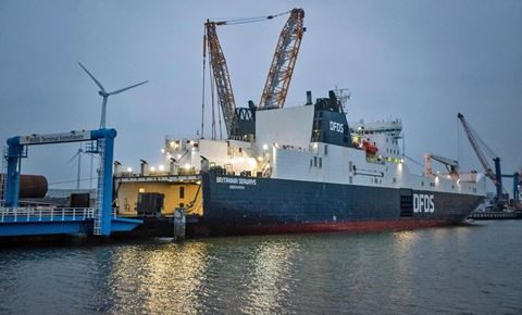 Skibet Britannia Seaways ligger til i Eemshaven og støtter med at transportere materiel og køretøjer for Forsvaret i forbindelse med en øvelse i Holland. Foto: Forsvaret 