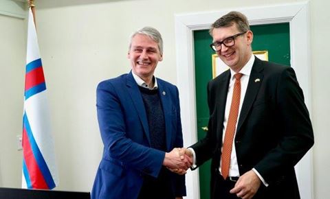 Troels Lund Poulsen og landsstyremand for udenrigsanliggender, Høgni Hoydal. Foto: Forsvarsministeriet.