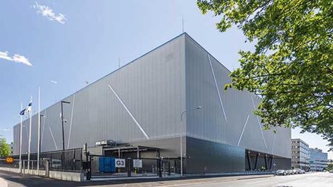Datacentret har plats för nästan 200 000 servrar och 5 000 datarack och erbjuder säkra moln- och lagringslösningar för sina kunder. 