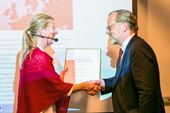 Kristina Axén Olin, ordförande för Surfa Lugnt, tar emot ECPA-priset från Brå:s generaldirektör Erik Wennerström.