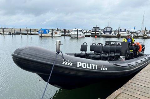 Politiets 8,5 meter lange, sorte Tornado RIB er købt til grænsekontrol og kontrol af lystsejlere.