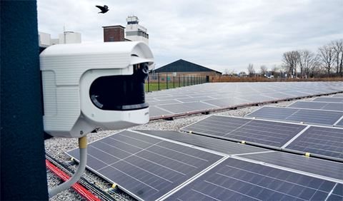 Kombinationen av lång räckvidd och flexibel zonindelning gjorde Redscan till det självklara valet när solparken i Almelo skulle perimetersäkras. Med en enda detektor kunde hela fältet täckas.