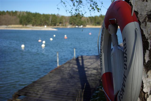 Flertalet av drunkningarna som sker i Sverige under sommaren inträffar på en officiell badplats med kommunalt huvudmannaskap där livräddare saknas. 
