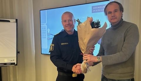 Polismästare Fredrik Näslund höll en intressant presentation om hur Stockholm ska kunna attrahera fler poliser och tackades för det med en bukett blommor av SNOS ordförande Markus Lahtinen.