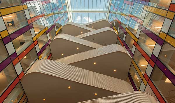 Siemens huvudkontor i Solna är en ultramodern och smart byggnad, där besökarna möts av den enorma spiraltrappan i entrén. 