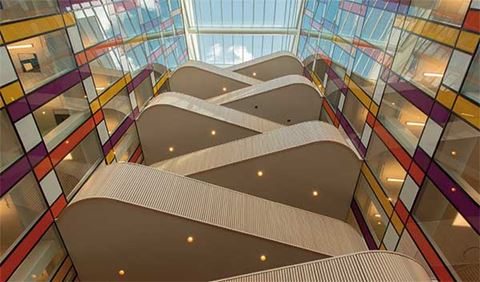 Siemens huvudkontor i Solna är en ultramodern och smart byggnad, där besökarna möts av den enorma spiraltrappan i entrén. Siemens huvudkontor i Solna är en ultramodern och smart byggnad, där besökarna möts av den enorma spiraltrappan i entrén.