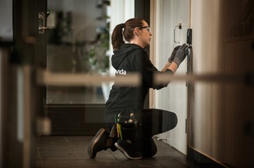 Bravidas leveranser till Tidaholmsanstalten omfattar system för  kamerabevakning, larm- och passerkontroll samt samtalsanläggning, bärbart överfallslarm, UPS-kraft, flerfunktionsnät och perimeterskydd. 