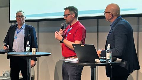 Robert Jansson (till vänster i bild) har i olika forum drivit på för att branschen ska gå mot öppna plattformar och att ta höjd för NIS2. Bilden är från Sectech i Oslo 2023, där han deltog i paneldiskussion om cybersäkerhet och passersystem.