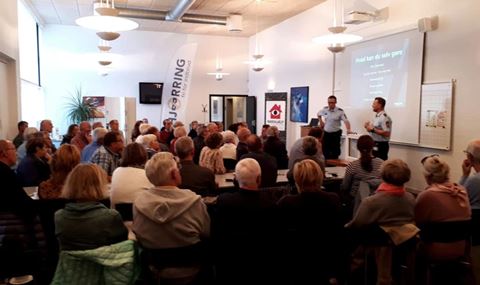 Politiets oplægsholdere på borgermødet i Hjørring den 24. september var politiassistent Søren Panum fra Forebyggelse Hjørring og Kenneth Ginnerup fra Efterforskningscenter Hjørring. Foto: Nordjyllands Politi.