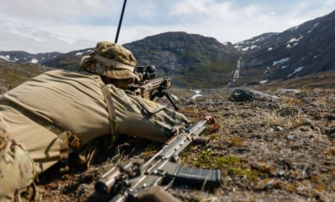Distancerne er store omkring Buksefjordsværket, og soldaterne må bruge alle deres militære færdigheder for at bevogte området. Foto: Rebekka Gimm / Forsvaret