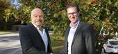 Aris Balian, VD, Paradox Security AB och Magnus Hammarsten, försäljningschef Larmkommunikation på AddSecure tar i hand på nytt samarbetsavtal.