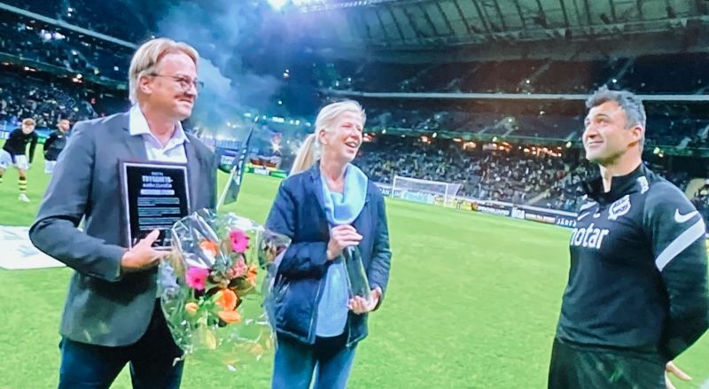 Lennart Alexandrie och Kristina Axén Olin utsågs Kenny Stamatopoulos till "Årets Trygghetsambassadör 2020" inför 14.000 åskådare på Friends Arena och hundrastusentals TV-tittare.. Lennart Alexandrie och Kristina Axén Olin utsågs Kenny Stamatopoulos till "Årets Trygghetsambassadör 2020" inför 14.000 åskådare på Friends Arena och hundrastusentals TV-tittare..