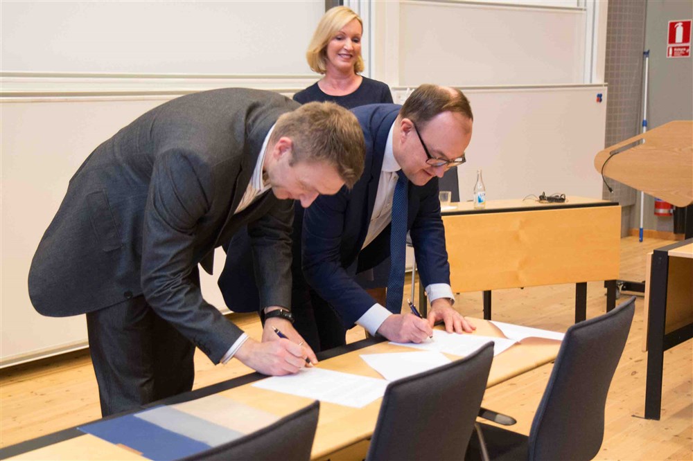 Professor Fredrik Nilsson, prefekt vid Institutionen för designvetenskaper vid Lunds universitet, och Stefan Haglund, VD för Företagsuniversitetet, signerar samarbetsavtalet.