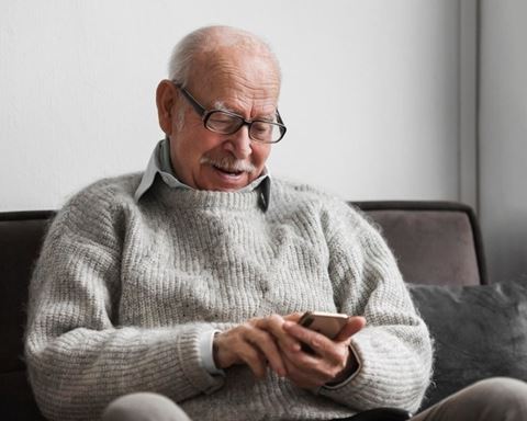 Bedragerierne starter ofte med telefonopkald, hvor gerningspersonerne har et nøje forberedt manuskript og udgiver sig for at være fra en myndighed, virksomhed, bank eller forening. Foto: Freepik