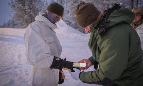 Forskerne fra Center for Militær Fysisk Træning måler soldaternes kropstemperaturer ved aflæsning af elektroniske temperaturmålere monteret på soldaternes hænder, fødder og i armhulen, 