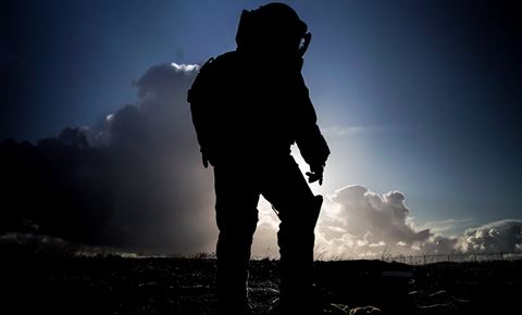 EOD-operatør i bombedragt. Foto: NATO / Forsvaret  
