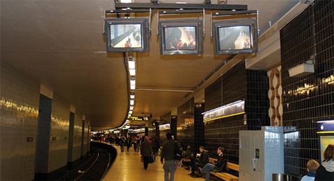 Men med hjälp av insikter från videoanalys kan infor-mation presenteras i realtid ombord på bussar, tåg och även på perronger, exempelvis beläggningsinformation som guidar passagerarna till tågvagnarna med lediga sittplatser, samt till utrymmen för rullstolar eller  barnvagnar. 