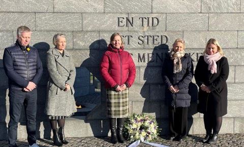 De nordiske generaldirektører ved monumentet over Danmarks Internationale Indsats. Fra venstre: Vidir Reynisson (Island), Laila Reenberg (Danmark), Elisabeth Aarsæther (Norge), Charlotte Petri (Sverige), and Pauliina Eskola (Finland). Foto: Berdskabsstyrelsen.