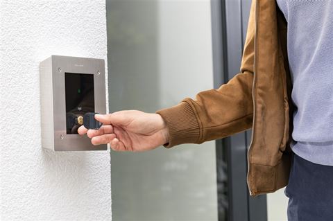 Cliq-läsaren kan användas för att styra access till en rad olika applikationer, såsom dörrar med elslutbleck eller motorlås, grindar, portar och hissar, vilket gör den till en mångsidig komponent i moderna fastigheter.