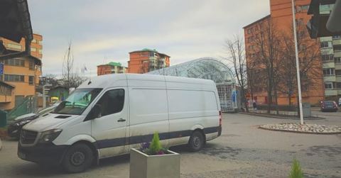 Inbrotten sker ofta nattetid, då tjuvarna spårat bilen under dagen till den plats där den parkerats efter arbetsdagens slut.