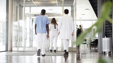 Med otaliga utrymmen och olika behörigheter för personal, patienter och besökare är sjukhus ett bra exempel på komplexa objekt när det gäller säker och smidig tillträdeskontroll.
