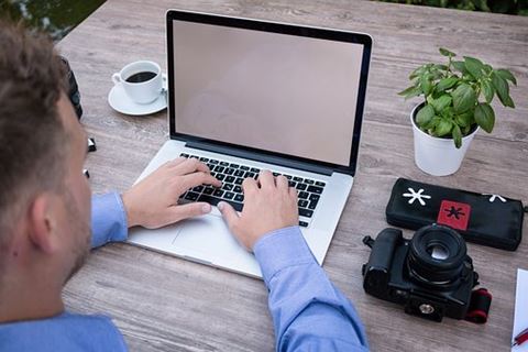 Undersøgelsen fra Kaspersky viser, hvordan opfattelsen af privatlivets fred på nettet varierer alt efter land og generation, men fælles er, at de fleste fejlagtigt tror, de kan slette indlæg på sociale medier permanent. 