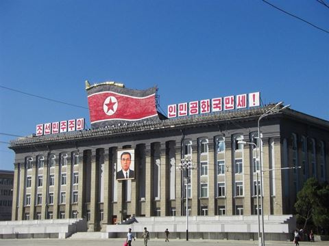 Mellem 2020 og 2024 blev over 300 amerikanske virksomheder infiltreret, hvilket genererede mindst 6,8 millioner dollars til regimet i Pyongyang.