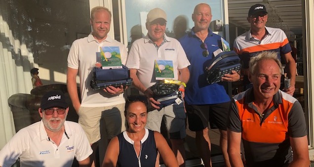 Övre raden: Finalisterna – , Johan Wennertorp, Fredric Carlén, och Robert Gunther Christer Holmstedter. Nedre raden: Skyddgoilfens projektledare Deniz Baykal, flankerad av Rapid Opens eldsjälar; Mats Adman och Ola Lindberg, VD respektive försäljningschef på Rapid Säkerhet, som arrangerar eventet varje år.