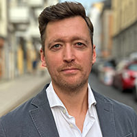 James McHale indleder begge messedage med korte fordrag.