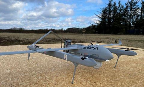Den nye drone kan lette og lande vertikalt, hvilket stiller mindre krav til de steder, den skal flyve fra. Dermed kan den anvendes mere fleksibelt og i højere grad end hidtil. Foto: Forsvaret. 
